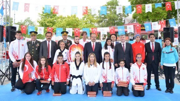 19 Mayıs Atatürkü Anma, Gençlik ve Spor Bayramı 98. Yıl Kutlama Programı Kültür Park Amfitiyatroda yapıldı.