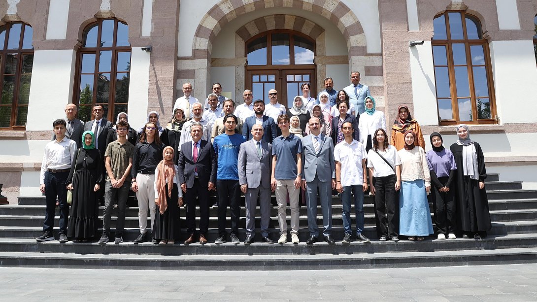 YKS'DE DERECEYE GİREN ÖĞRENCİLERİMİZLE SAYIN VALİMİZ, BÜYÜKŞEHİR BELEDİYE BAŞKANIMIZ VE İL MÜDÜRÜMÜZ BİR ARAYA GELDİLER